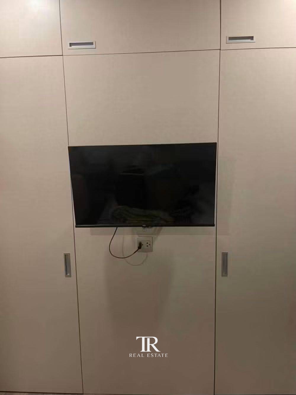 Brown Condo Phaholyothin 67