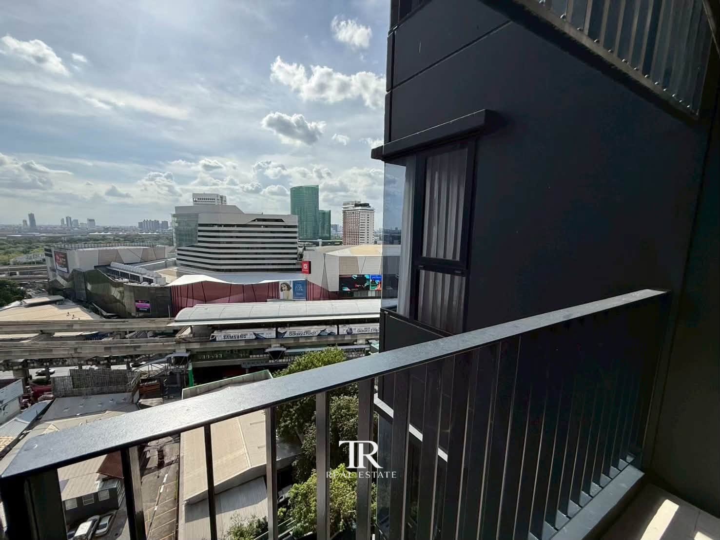 ไลฟ์ ลาดพร้าว แวเล่ย์