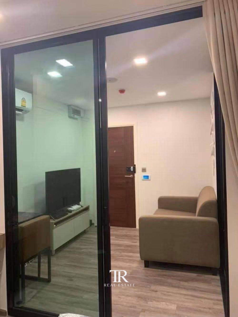 Brown Condo Phaholyothin 67